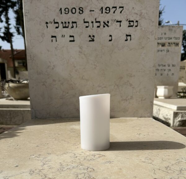 Vela sobre sepultura en baja Placement of a candle on the headstone